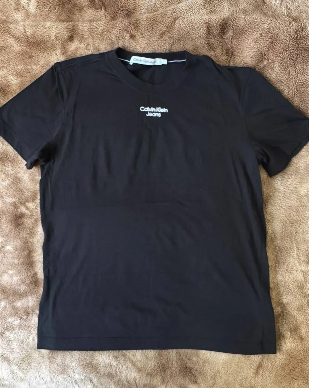 Продаю футболки Calvin Klein и Levi’s. Носила один раз, размер L. Состояние хоро