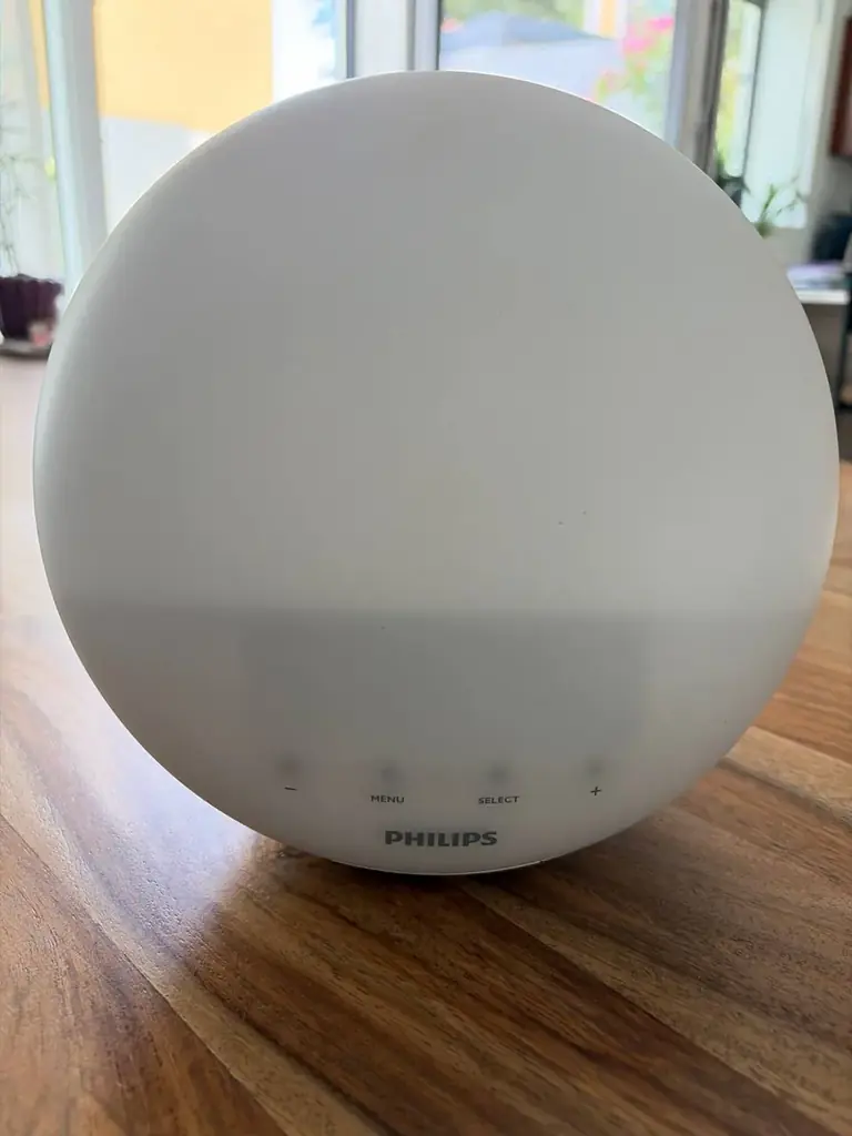 Продам будильник с радио Philips. Будит нежно.