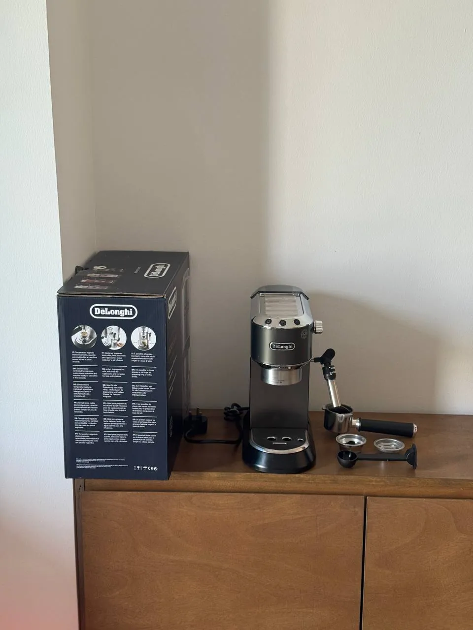 продаю кофе машину De'Longhi Dedica Espresso (использовалась исключительно бутил