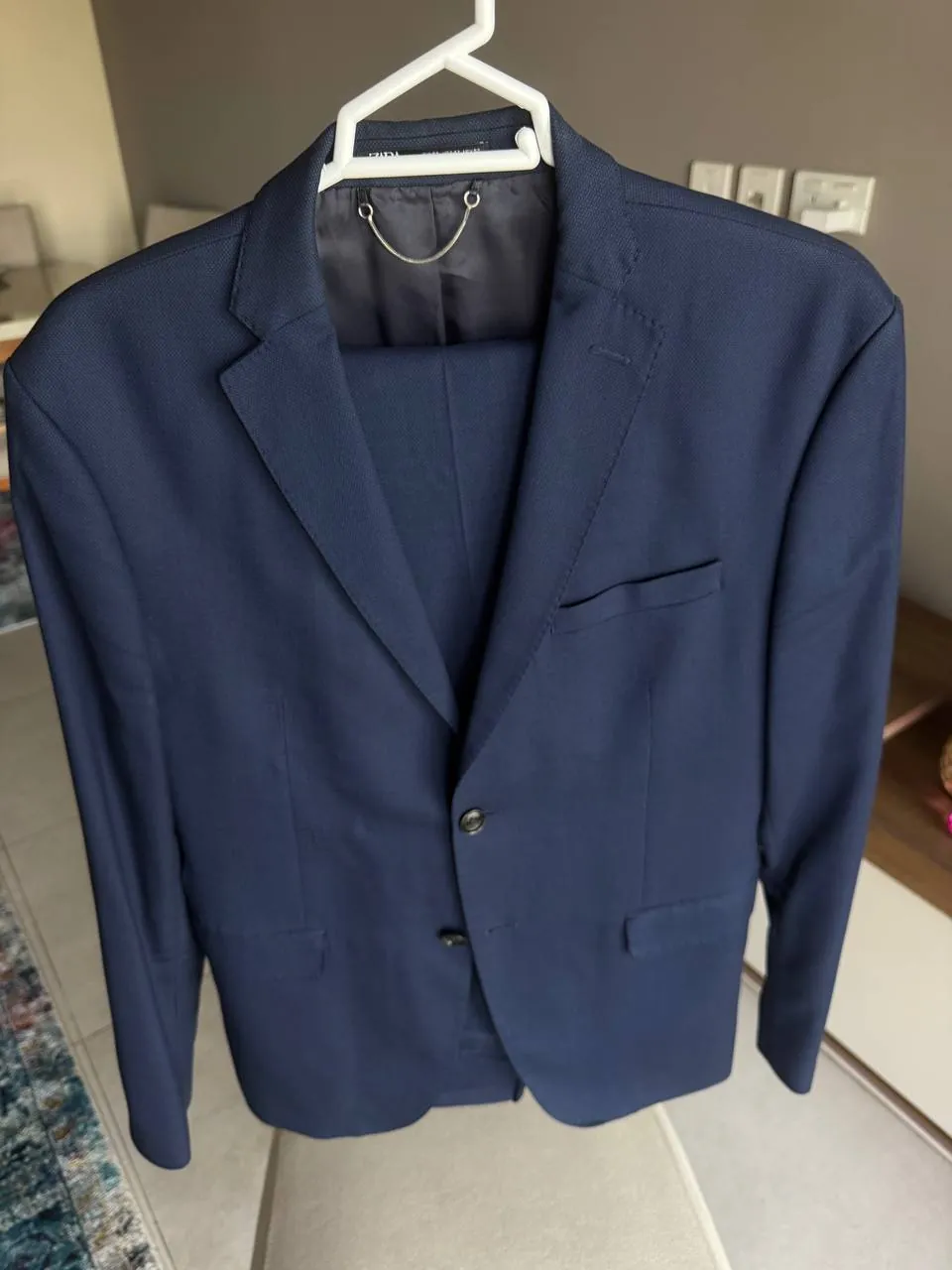 Продам костюм ZARA (Turkey) Состояние 10/10 Цена: 350 AED Продам классическую жи