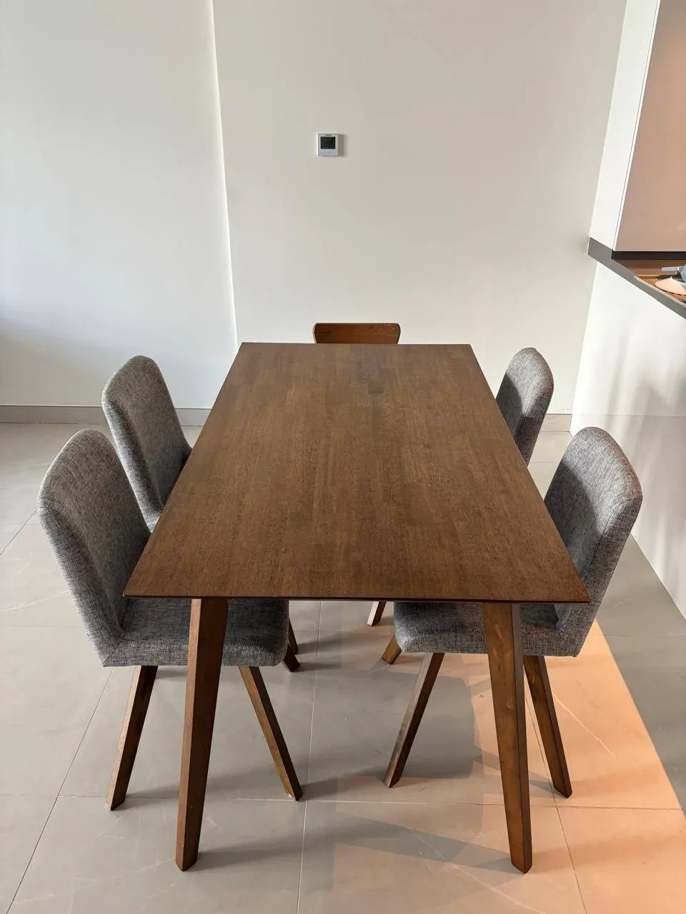 1) Стол Homecenter+ 4 стула Homecenter + детский стул Икея = 300 дирхам. Бронь 3