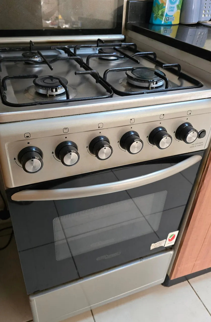 🔥Продам газовую плиту Размеры 60х60 Высота 85 см Цена: 300 aed Самовывоз с JVC�