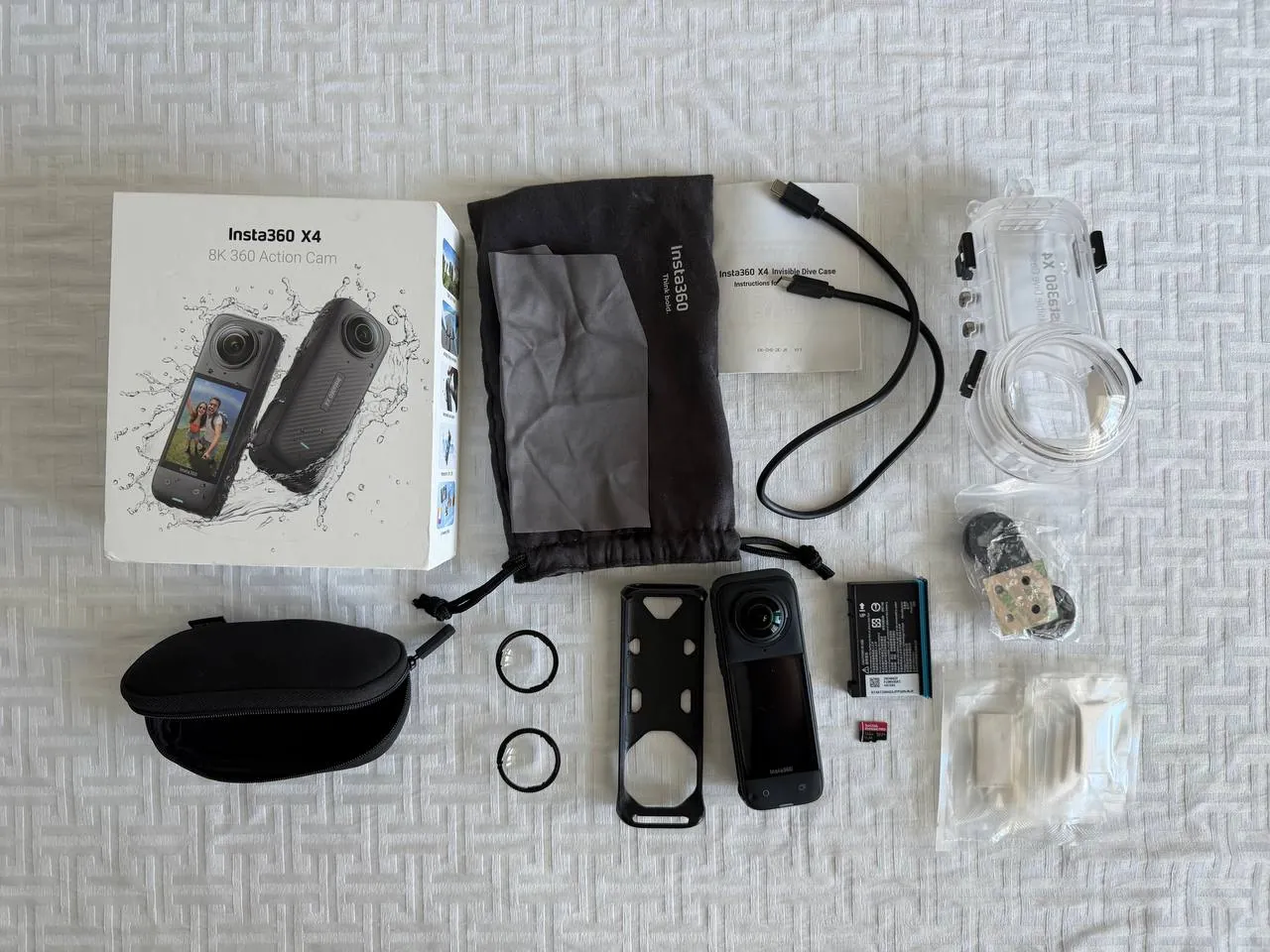 Продается 8K 360° камера Insta360 X4. На передней линзе небольшая царапка, поэто