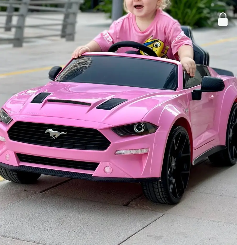 Продаём детскую машину Ford Mustang , работает как от пульта управления, так и ручного управления р…
