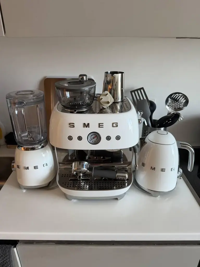 Продаётся комплект SMEG в белом цвете: